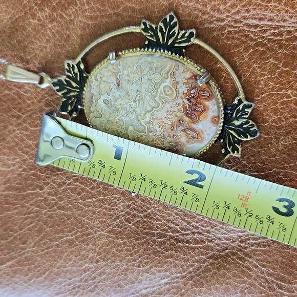 Elegant Gold and Black Pendant Necklace - Picture 2 of 13